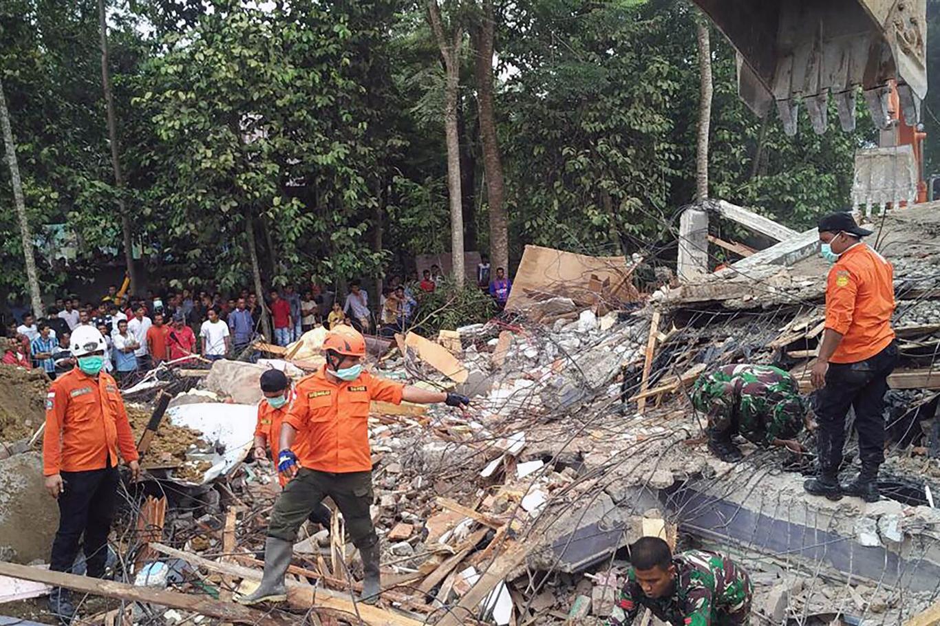 Endonezya’da 6,4 büyüklüğünde deprem